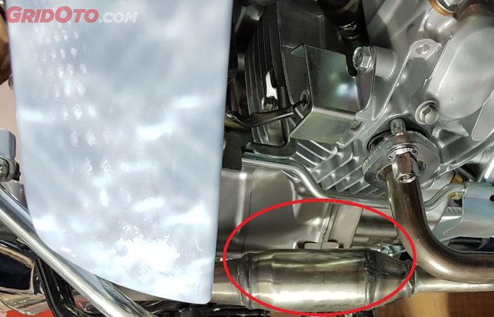 Ini namanya Catalytic Converter (CC) fungsinya untuk merendahkan emisi gas buang di Honda Super Cub C125