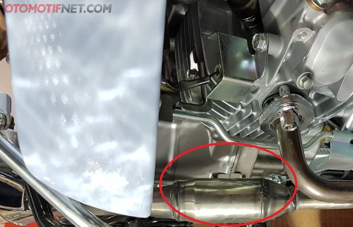 Ini namanya Catalytic Converter (CC) fungsinya untuk merendahkan emisi gas buang di Honda Super Cub 