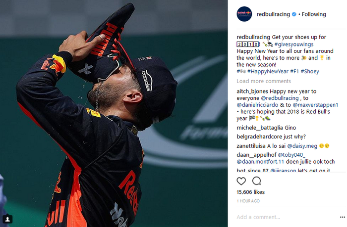 Tim Red Bull Racing mengucapkan selamat tahun baru dengan memasang foto Daniel Ricciardo meminum sampanye dari sepatu yag jadi ciri khasnya di atas podium, pertanda apa ini?