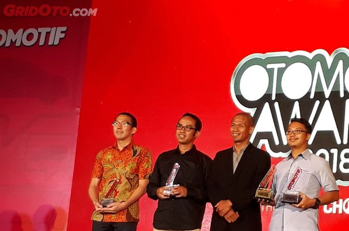 Presiden Jokowi diwakili oleh Menteri Perindustrian, Airlangga Hartarto, mendapat penghargaan dari O