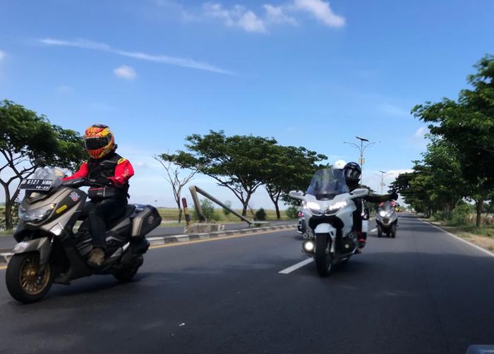 Tim Kawahara Racing riding dengan total jarak tempuh perjalanan sekitar 6.000 km di Tour Sulawesi