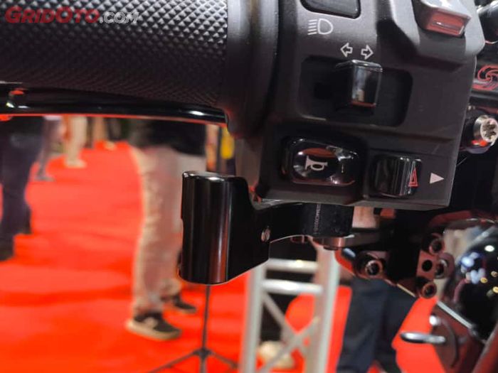 Mekanis thumb brake di letakan di bawah saklar sebelah kiri