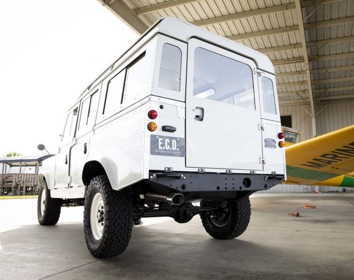 Restomod  Land Rover Defender seri 2 lansiran 1961
