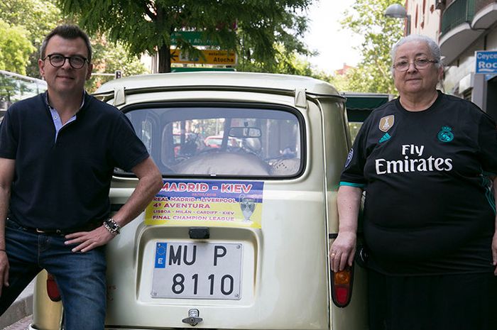 Miguel bersama ibunya menunggangi Renault 4 untuk menonton Real Madrid