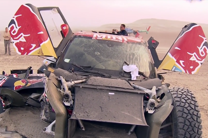 Beginilah tampang bagian depan mobil Mini yang dikemudikan Bryce Menzies setelah kecelakaan di stage 2 Raeli Dakar 2018
