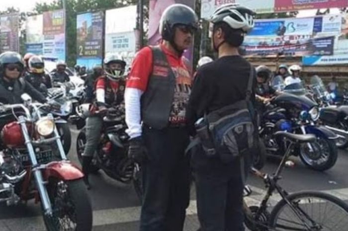 Komunitas Harley-Davidson saat dihadang pengendara sepeda di Jogja