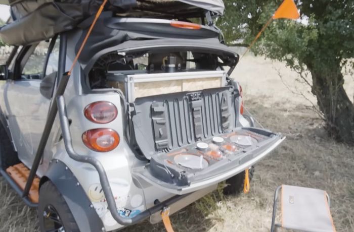 Kabin belakang modifikasi Smart Fortwo overland diset sebagai daput mini