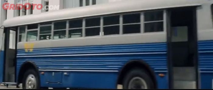 Cuplikan bus Mercedes-Benz OF 1113 di film Pengabdi Setan