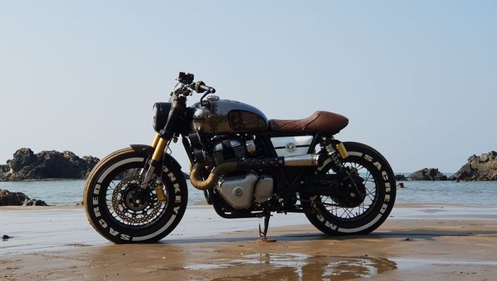 Dengan knalpot kustom, Royal Enfield ini makin sempurna
