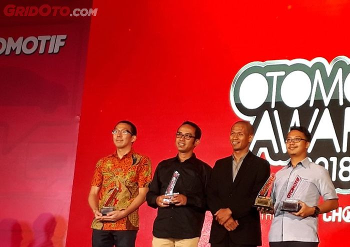 Airlangga Hartarto saat mewakili Jokowi untuk menerima Otomotif Award 2018
