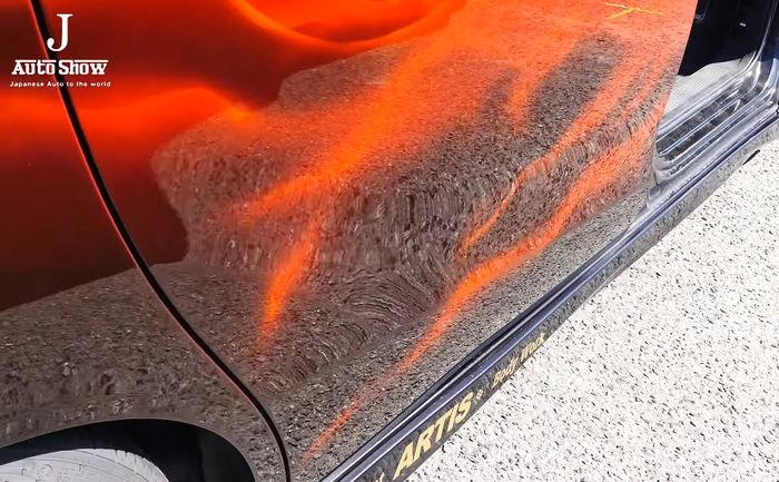 Air brush kobaran api di sepanjang sisi bodi Honda Freed