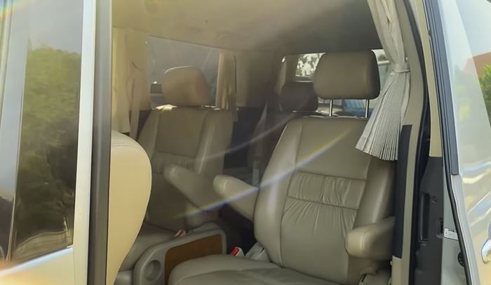 penampakan interior Toyota Alphard yang digunakan sebagai armada antar-jemput penumpang PO Sumber Alam.