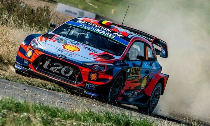 Thierry Neuville berpeluang memenangkan reli Jerman, namun mobilnya mengalami kerusakan