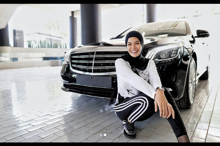 Nikita Mirzani dengan mobil barunya Mercedes-Benz S 450 L