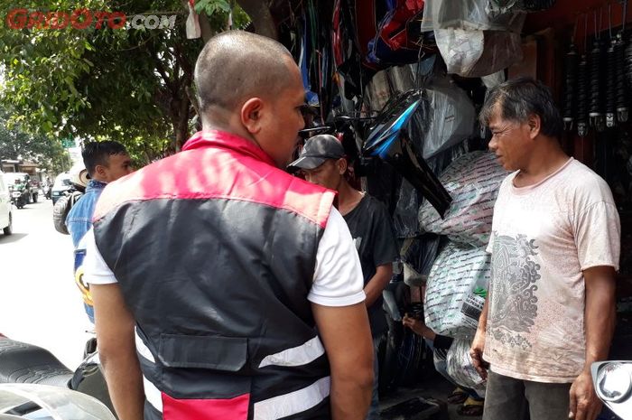 Pedagang dan calon pembeli sedang nego di bursa spare part dan bodi motor bekas Cibubur, Jakarta Timur