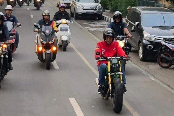 Jokowi riding dengan kondisi lampu utama mati