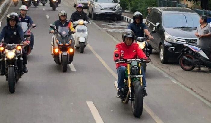 Jokowi naik motor custom baru