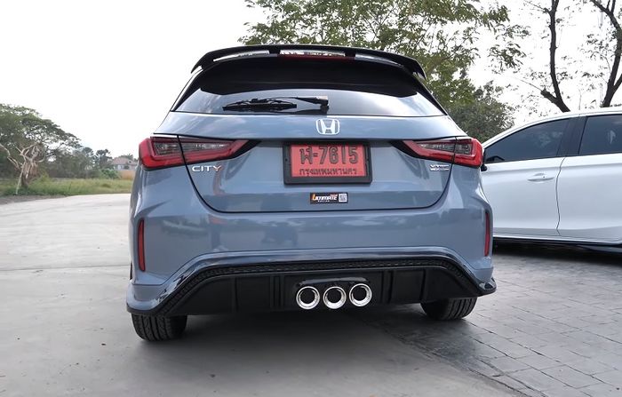 Honda City Hatchback berkelir abu-abu dengan buritan ala Type R