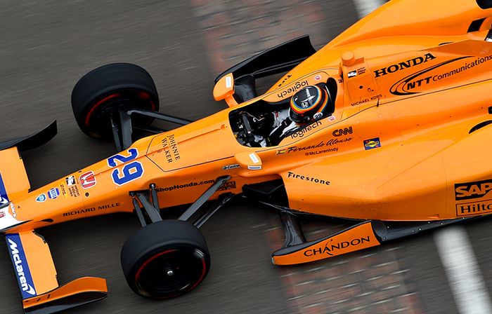 Fernando Alonso saat membalap di Indianapolis 500 dengan livery berwarna oranye pepaya