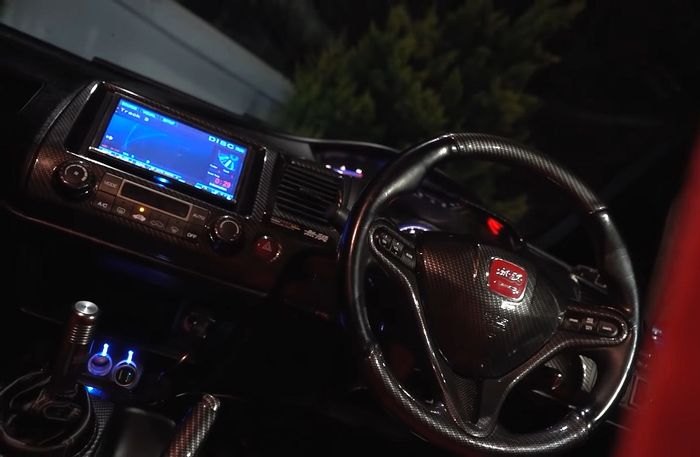 Tampilan kabin modifikasi Honda Civic FD dihias banyak serat karbon