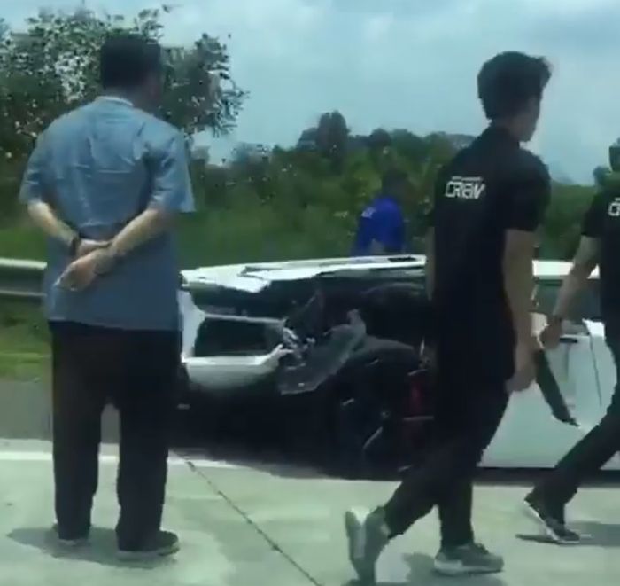 Bodi salah satu Lamborghini terkoyak karena kecelakaan