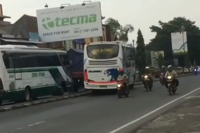 Aksi sopir bus masuk jalur setelah sempat ngeblong