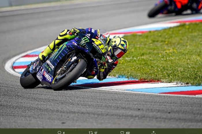 Pembalap Monster Energy Yamaha, Valentino Rossi, saat mengikuti balapan di sirkuit Brno dalam ajang MotoGP Republik Ceska 2020.
