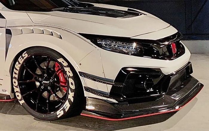 Tampilan depan Honda Civic Type R dengan body kit Varis