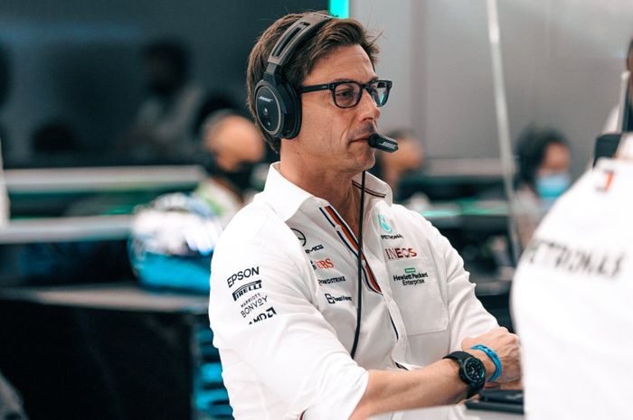 Bos tim Mercedes, Toto Wolff menilai keputusan setwards selama musim balap F1 2021 tidak konsisten