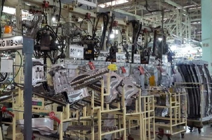 Pabrik Toyota Kijang Innova di KIIC, Karawang, Jabar (23/8/2015). Dibantu 100 robot
