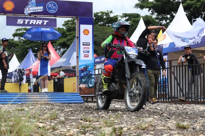 Tiwi jadi satu-satunya peserta wanita yang mengikuti ajang balap Gelaran Shell bLU cRU Yamaha Enduro Challenge.