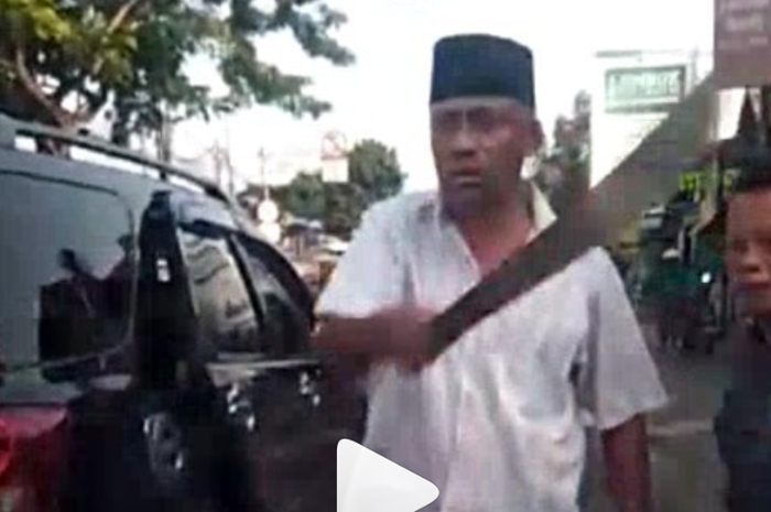 Pengemudi Toyota Rush ajak duel pengemudi taksi online pakai golok