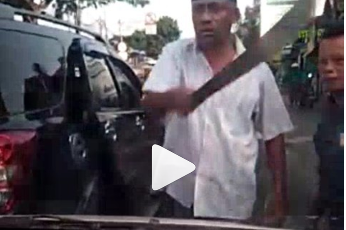 Pengemudi Toyota Rush ajak duel pengemudi taksi online pakai golok