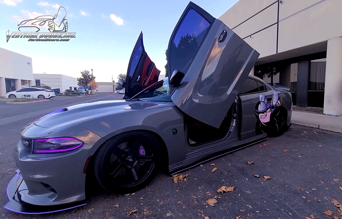 Makin sangar lagi Dodge Charger pasang pintu gunting