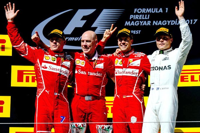 Podium GP F1 Hongaria 2017, Valtteri Bottas (kanan) berhak naik podium ketiga setelah finish di belakang dua pembalap Ferrari Sebastian Vettel dan Kimi Raikkonen