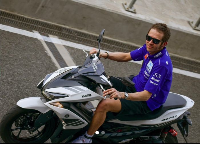 Valentino Rossi naik Yamaha Aeroc 155