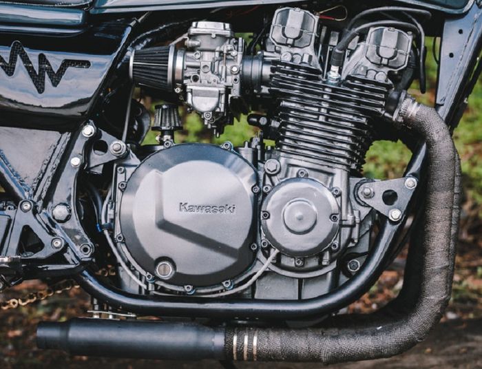 Kawasaki Z1000 &ldquo;Flat Liner&rdquo; tracker dari JM Customs