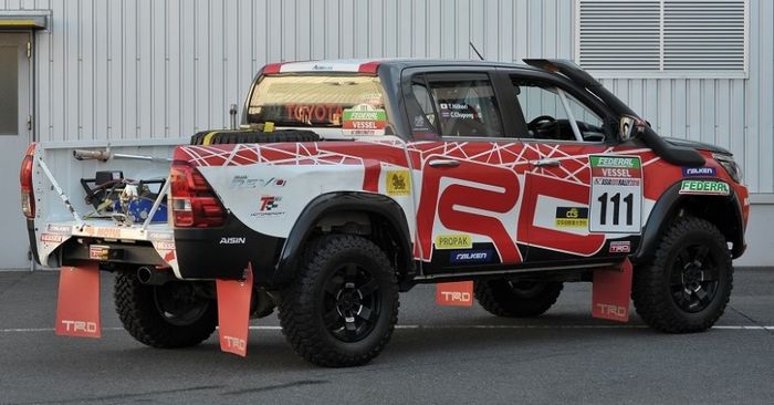 Modifikasi pikap Hilux ala rally oleh TRD