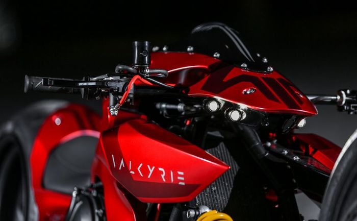 Tampang galak bagian depan yang diisi lampu DRL, kayak robot banget nih!