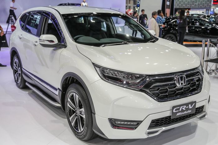 Honda CR-V berwarna putih