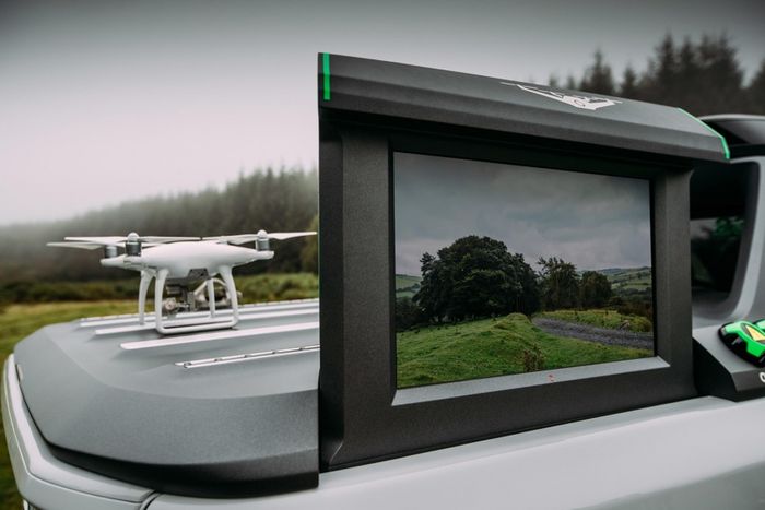 Drone DJI Phantom 4 di Nissan Navara 