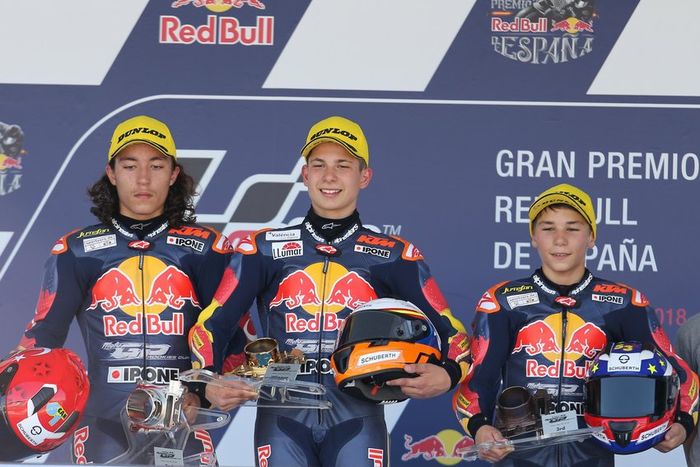 Podium race 2 Red Bull Rookies Cup di Jerez, Carlos Tatay sang pemenang diapit pembalap kembar asal Turki Can Oncu dan Deniz Oncu