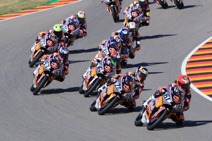 Can Oncu (#61) yang sempat memimpin race 1 Red Bull Rookies Caup di Sachsenring, Jerman, dikalahkan saudara kembarnya. Namun di race 2 diliran dia finish terdepan 