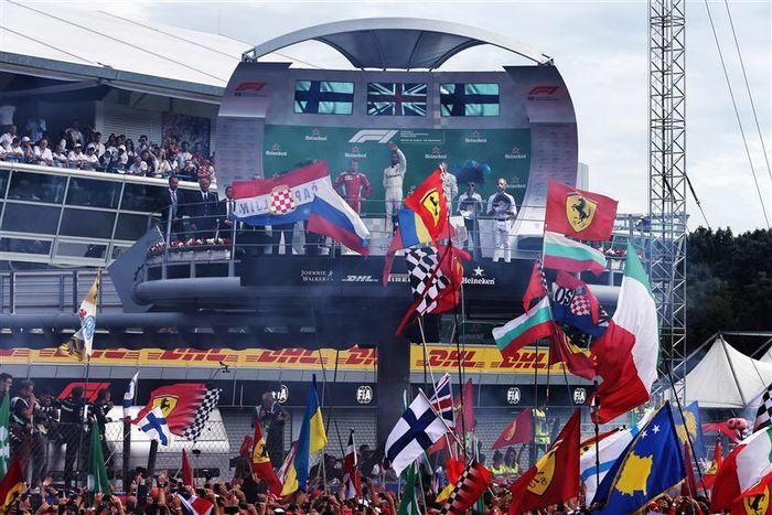 Penonton yang kebanyakan fans tim Ferrari berharap pembalap Ferrari yang menang di Monza, namun tidak terwujud