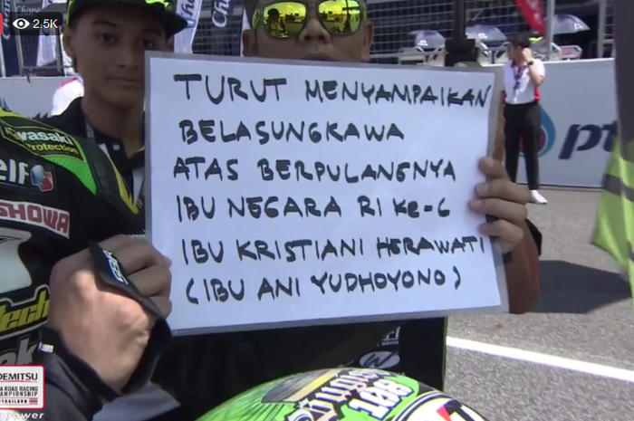 Di ARRC Thailand, Andy Muhammad Fadly memperlihatkan ucapan belasungkawa atas meinggalnya Ibu Ani Yudhoyono