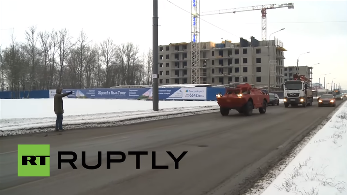 Salah seorang warga ingin menjajal taksi rusia 