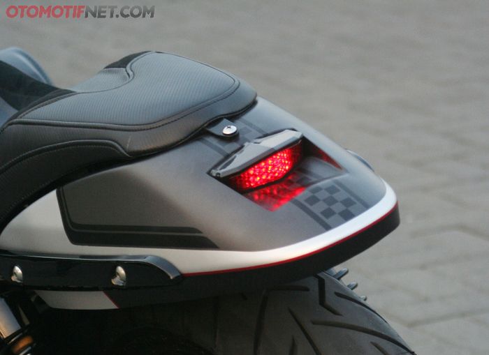 Stoplamp Harley-Davidson Street 500 di sepatbor custom yang mirip buntut tawon, pelat nomor pindah ke bawah