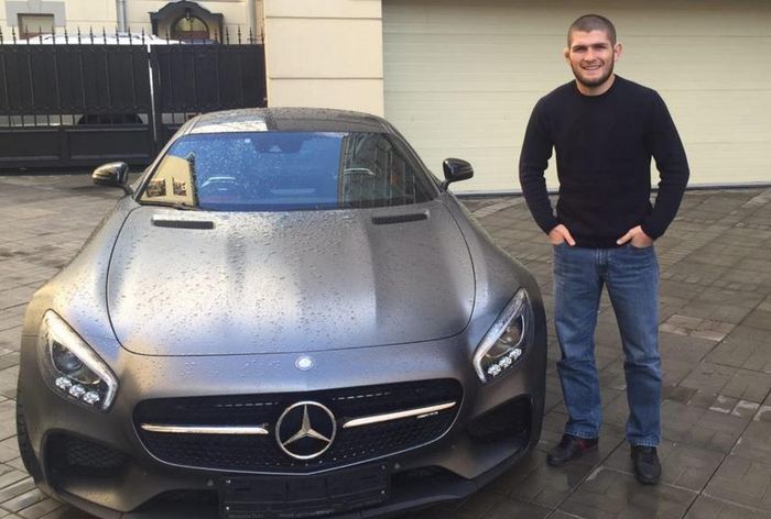 Khabib Nurmagomedov dan Mercedes-AMG GT yang diberi oleh seorang pengusaha Rusia