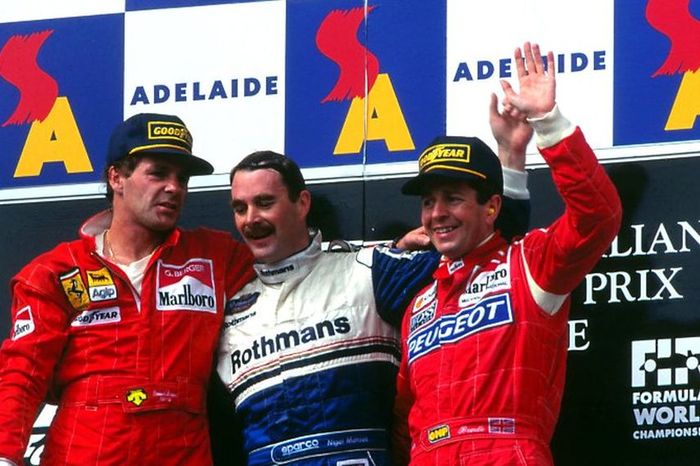 Nigel Mansell (tengah) saat meraih kemenangan terakhirnya pada GP F1 Australia di Adelaide 1994 dalam usia 41 tahun