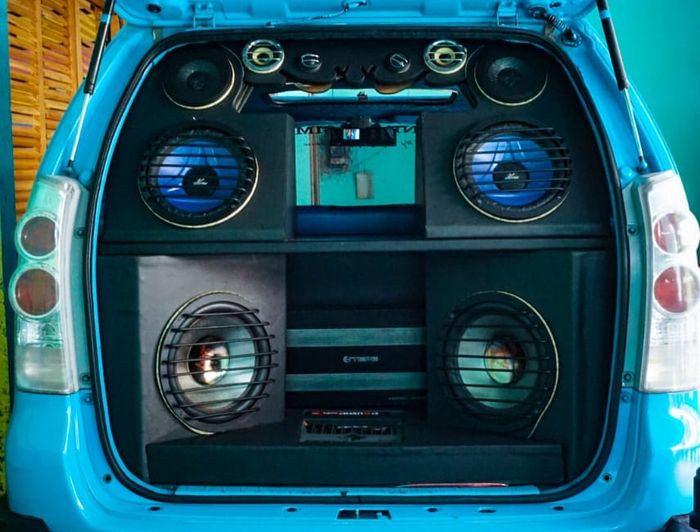 Bagasi belakang Daiahstu Xenia ini diisi audi custom